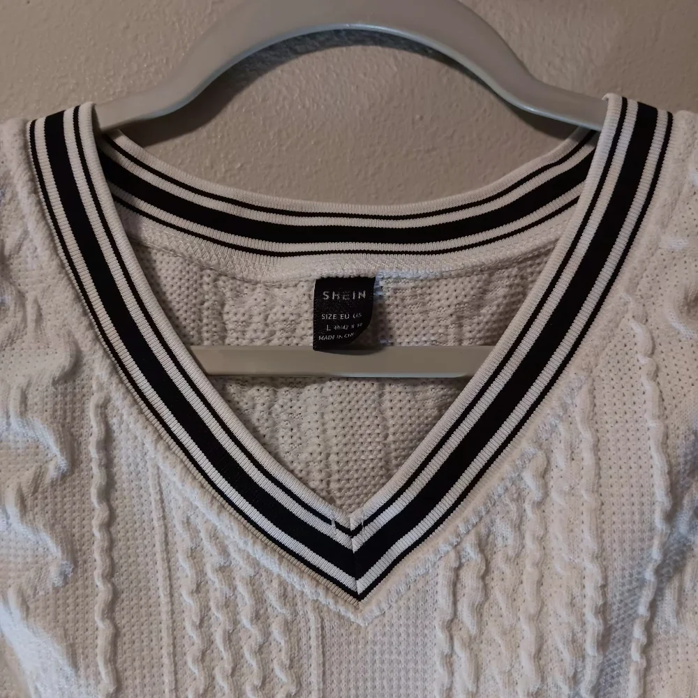 SHEIN White Cable Knit V-Neck Cropped Tank with Black Trim - Picture 6 of 11